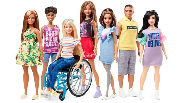 Foto de muñecas Barbie diversidad silla de ruedas afrodescendiente cuerpo diverso