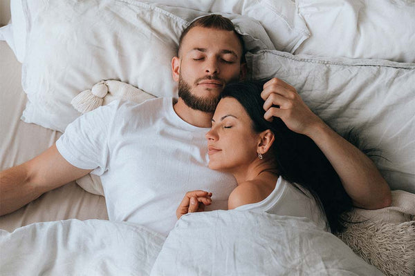 Beneficios de dormir en pareja y tips para dormir mejor en pareja