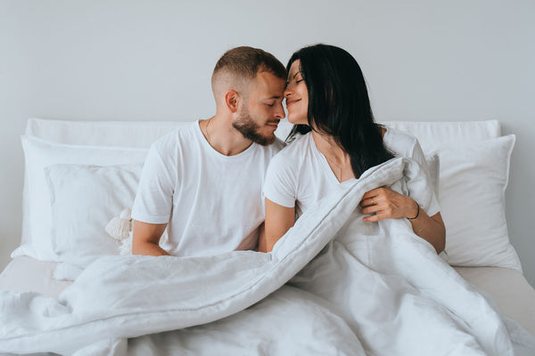 Beneficios de dormir en pareja y tips para dormir mejor en pareja