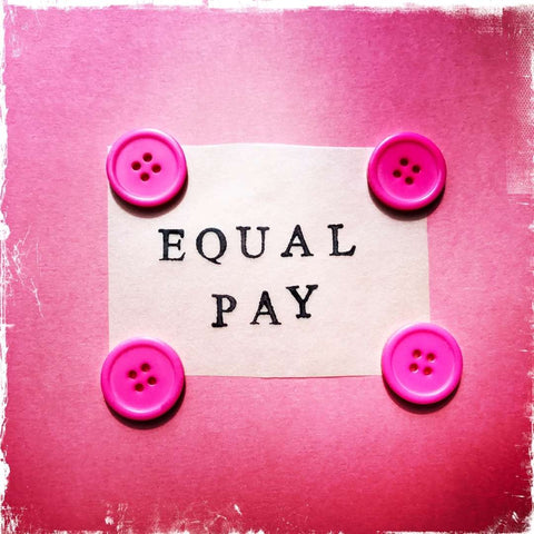 Equal Pay mit vier pinken Knöpfen auf weiß pink Hintergrund