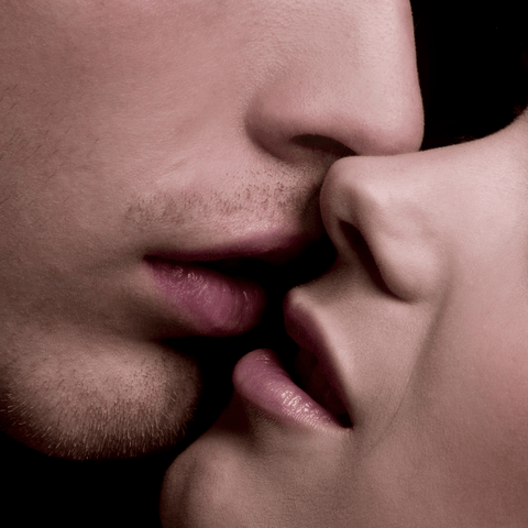 Kunst der Verführung - zwei sich fast küssende Münder von Paar