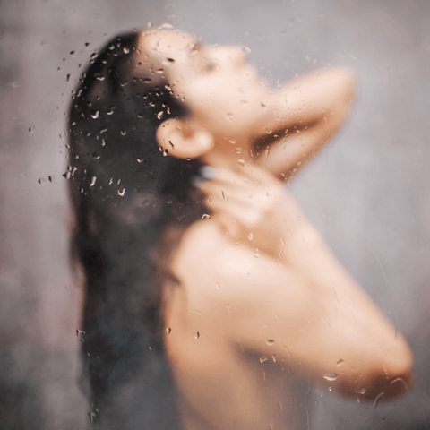 Frau duscht in Dusche nackt