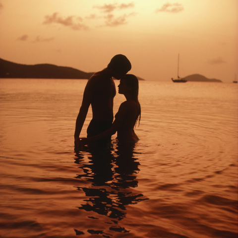 Paar in Sonnenuntergang im Meer