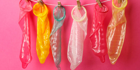Kondome hängen an einer Wäscheleine.