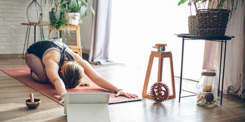 Frau macht zuhause Yoga 