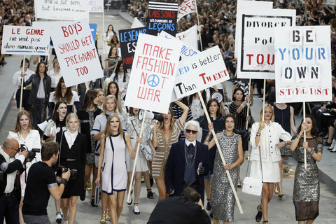 Petite-and-so-what-le-vetement-libere-la-femme-manifestation-feminine-defile-chanel