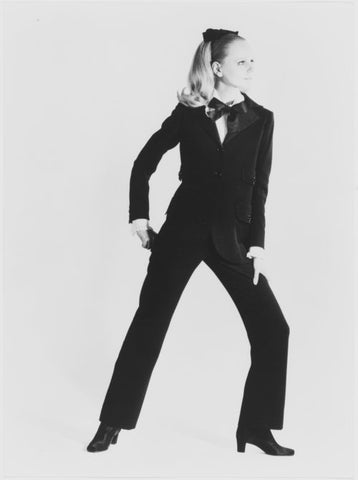 Petite-and-so-what-le-vetement-libere-la-femme-smoking-yves-st-laurent