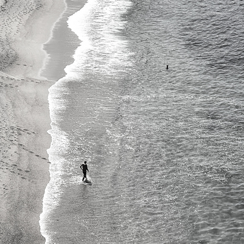 un homme dans la plage