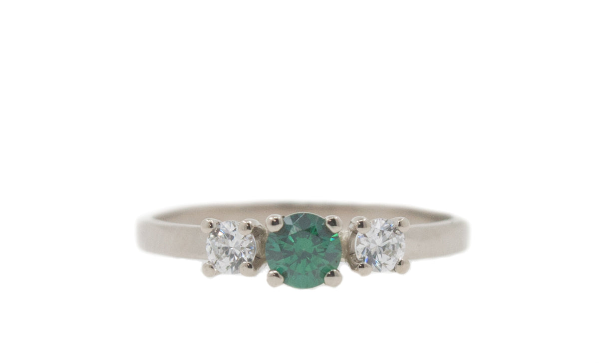 Dertig Bachelor opleiding Fabriek Witgouden ring met smaragd en diamantjes | Handgemaakt & Fairtrade | Nanini  Jewelry | Handgemaakte Fairtrade Sieraden | Amsterdam