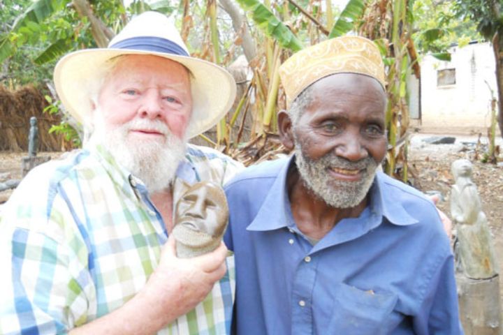 Tom-Blomefield-and-artist-from-Tengenenge-with-a-stone-carving-of-a-human-face