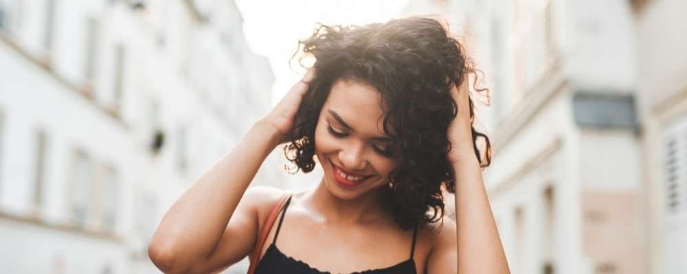 cheveux brun frisé femme