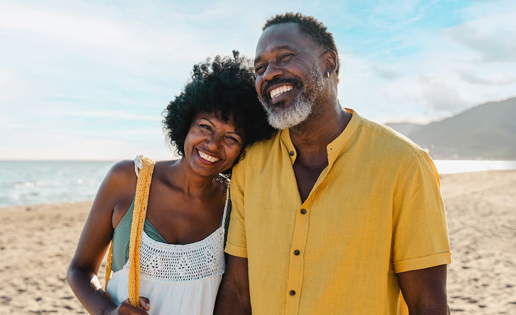 couple souriant plage