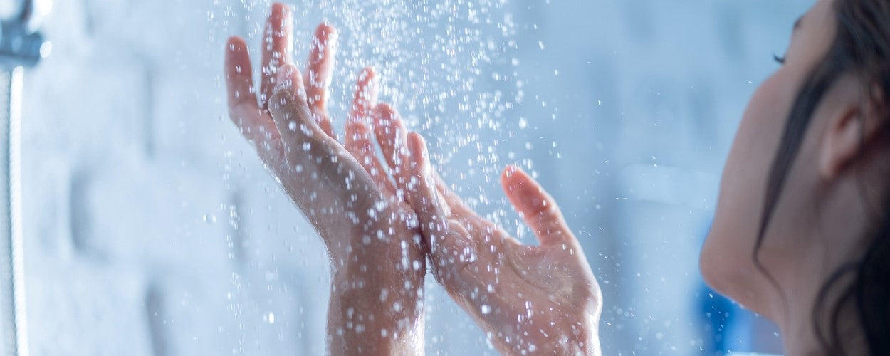 eau qui coule sur les mains douche