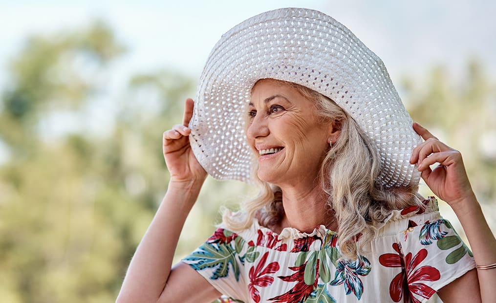 femme âgée chapeau soleil