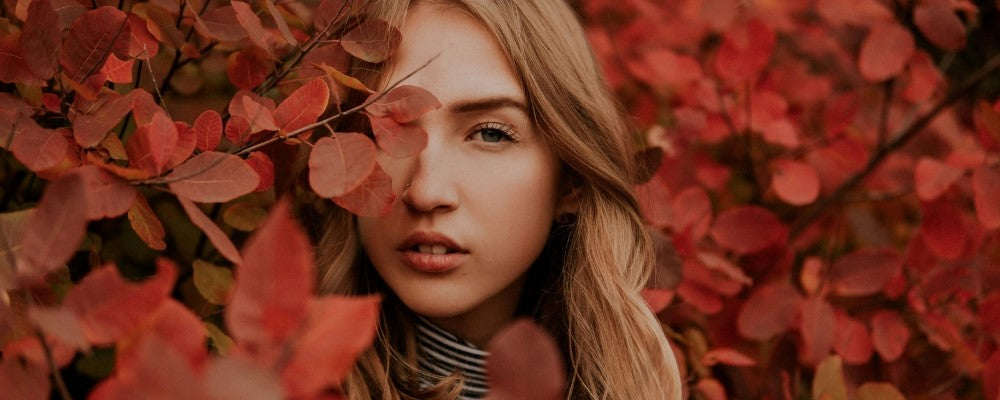 femme blonde arbres automne