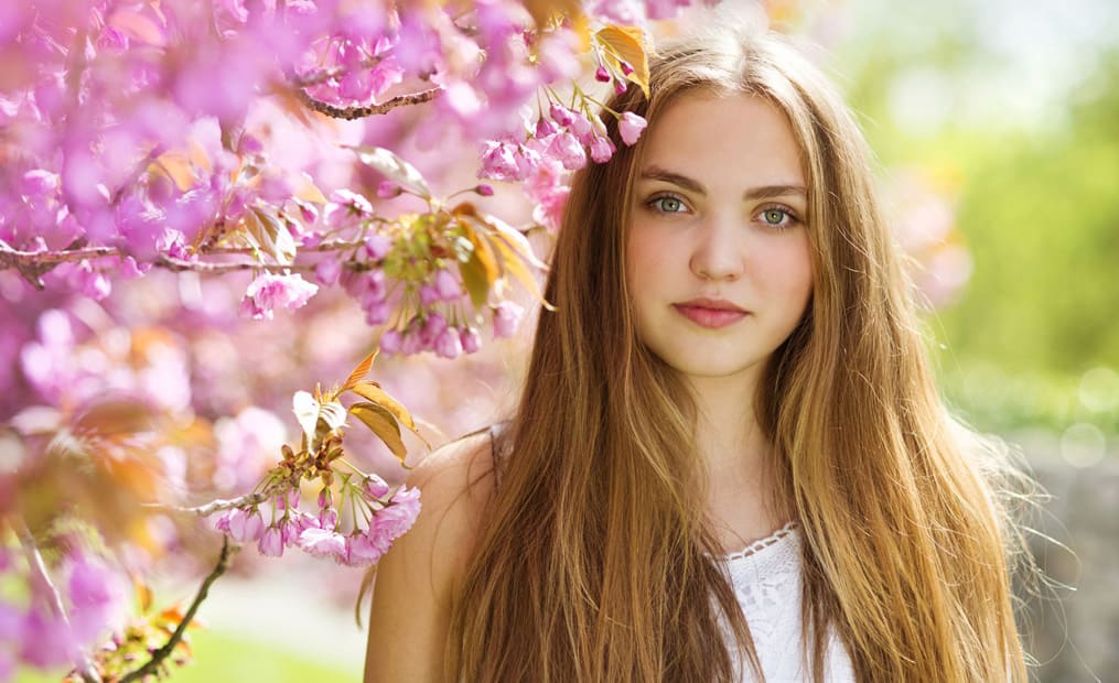 femme blonde cheveux long arbre en fleurs