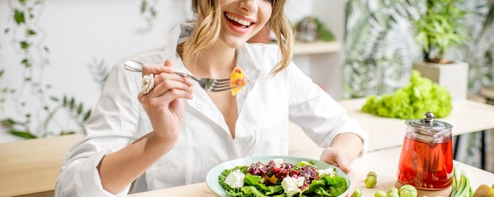 femme blonde qui mange un plat equilibre