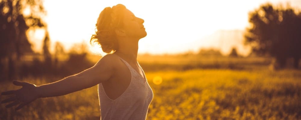 femme bras ouvert respire nature