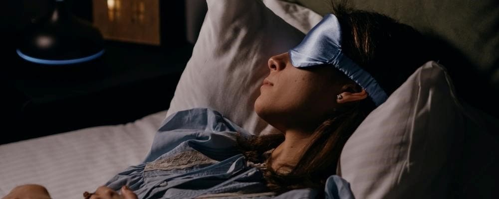 femme dort avec masque de nuit