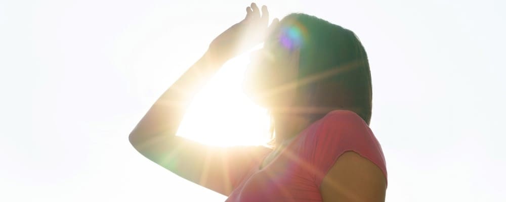 femme eblouie par le soleil