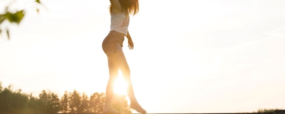 femme equilibre paysage ensoleille