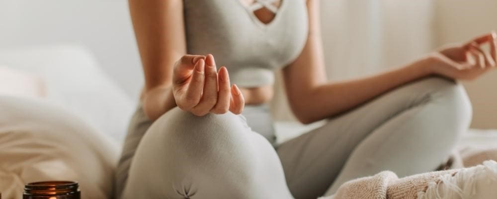 femme position yoga zen