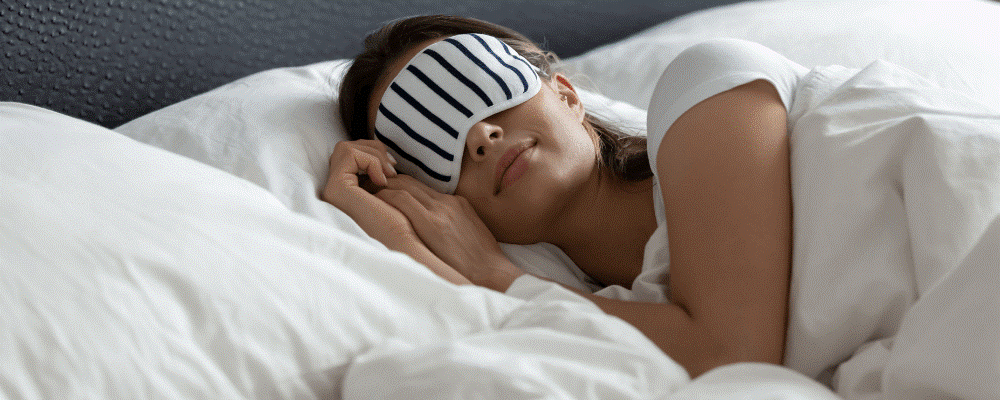 femme qui dort avec masque de nuit