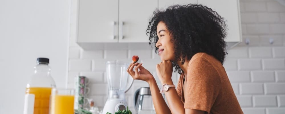 femme souriante cuisine fruit main