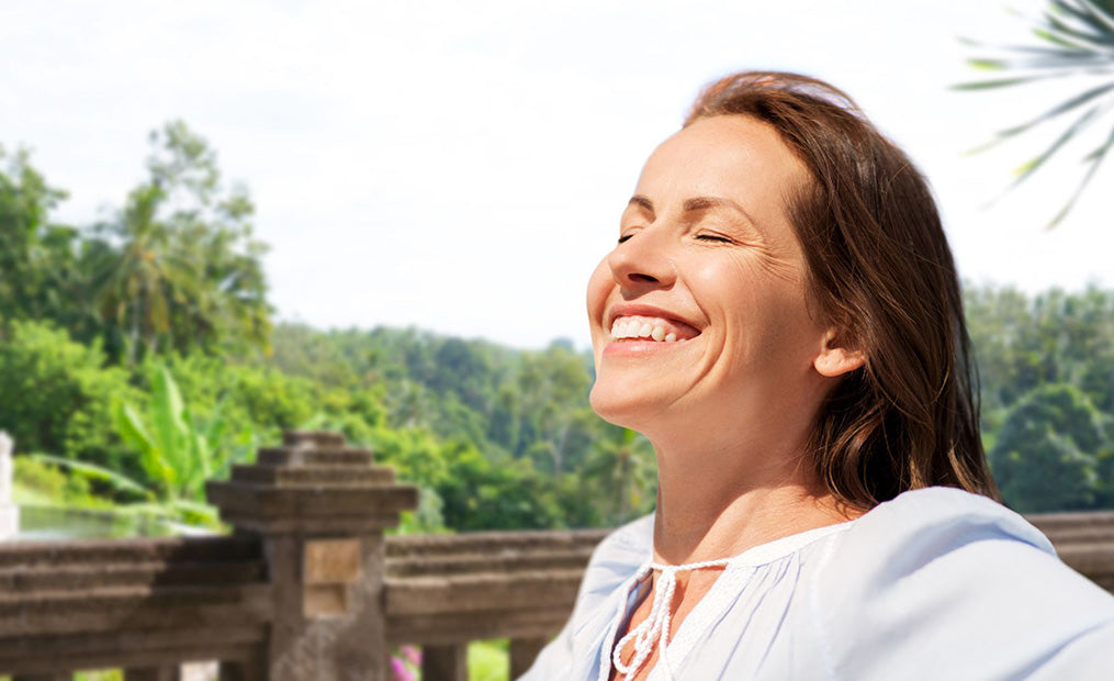 femme souriante soleil nature