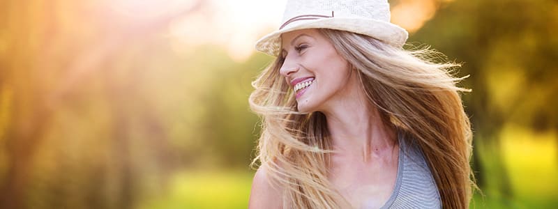 femme sourire chapeau printemps