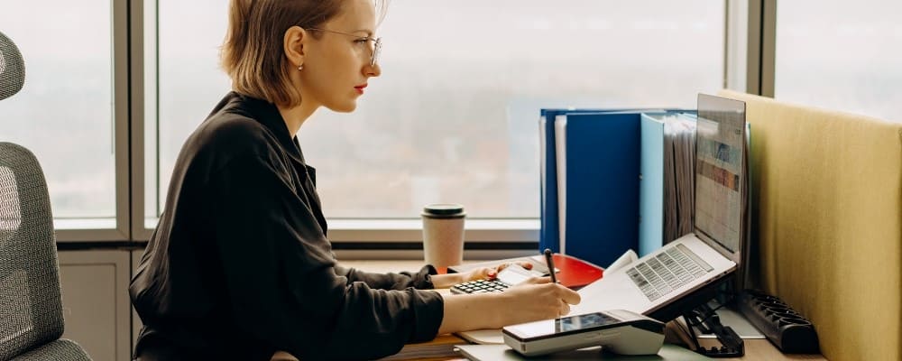 femme travaillant sur ordinateur bureau