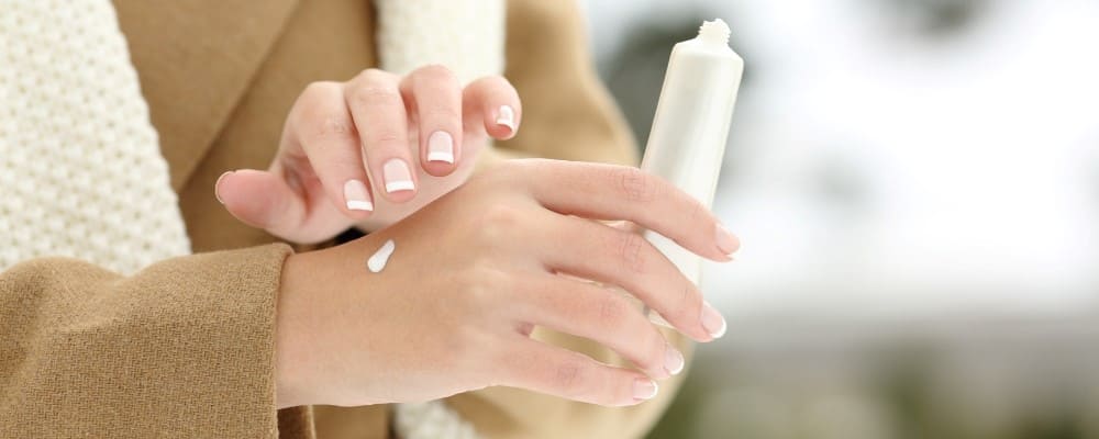 mains femme crème peau sèche