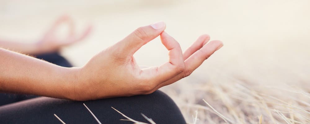 mains femme position yoga
