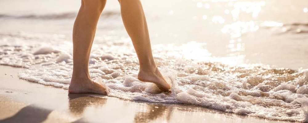 pieds dans l'eau plage