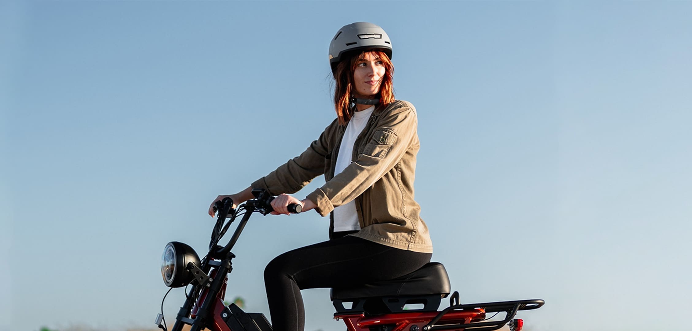 Frau fährt E-Bike-Xnito-Helm