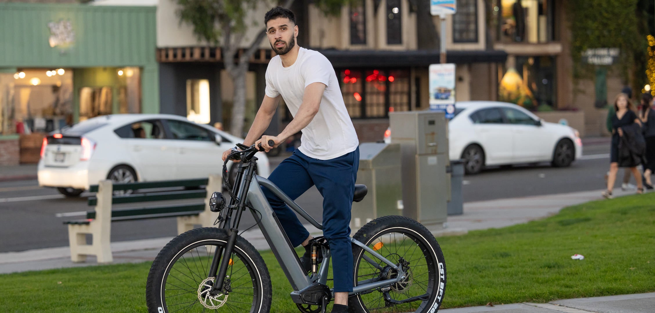 Mann fährt E-Bike, städtisches Foto