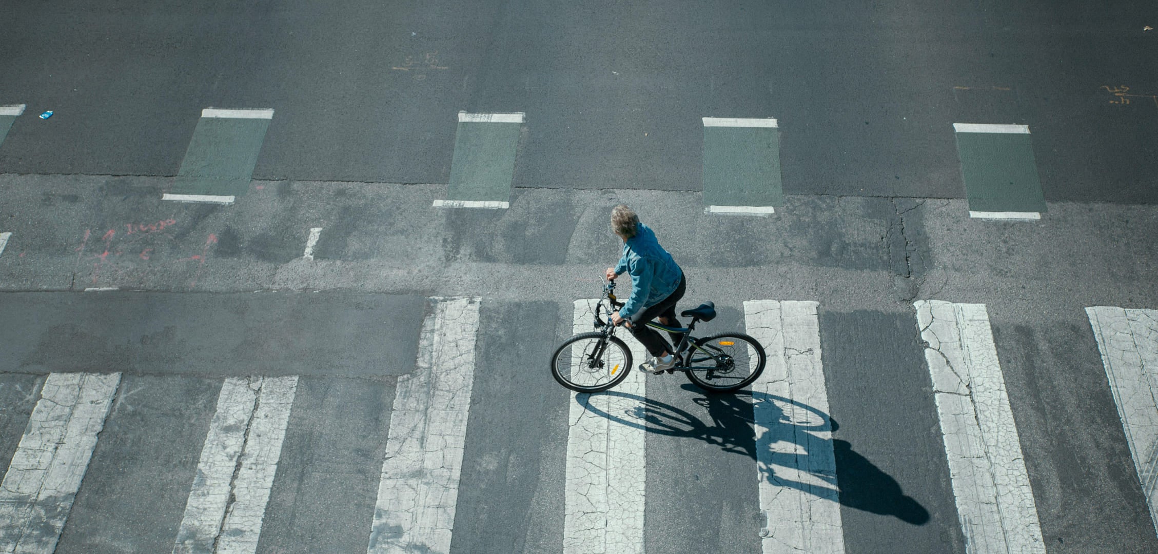 Elektrofahrradfahrer auf der Straße