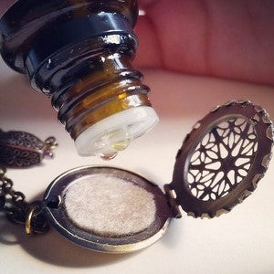 adding essential oil to diffuser jewellery