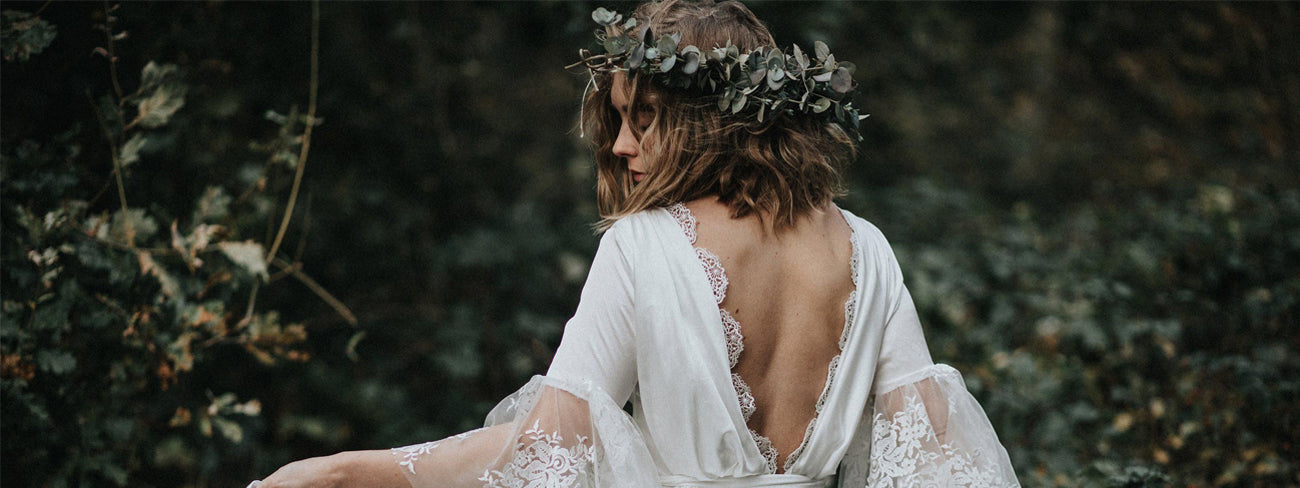 Quelle coiffure avec une robe de mariée bohème dos nu ?