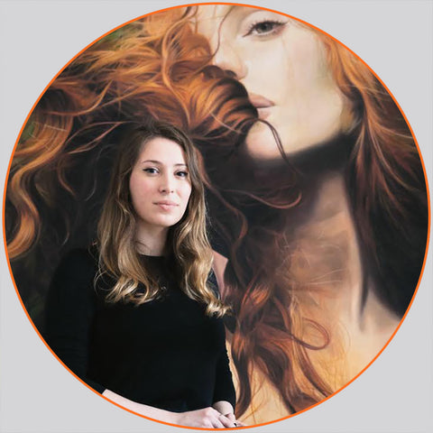 Profilbild Katha Bineider vor Ihrem Kunstwerk