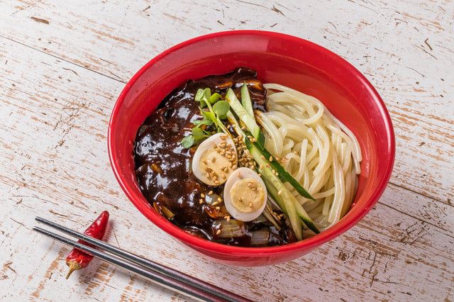 黒いジャージャー麺