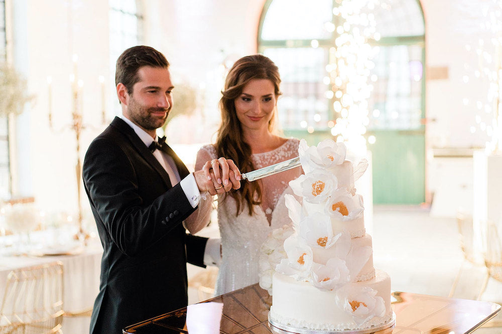 Bridal couple with cake