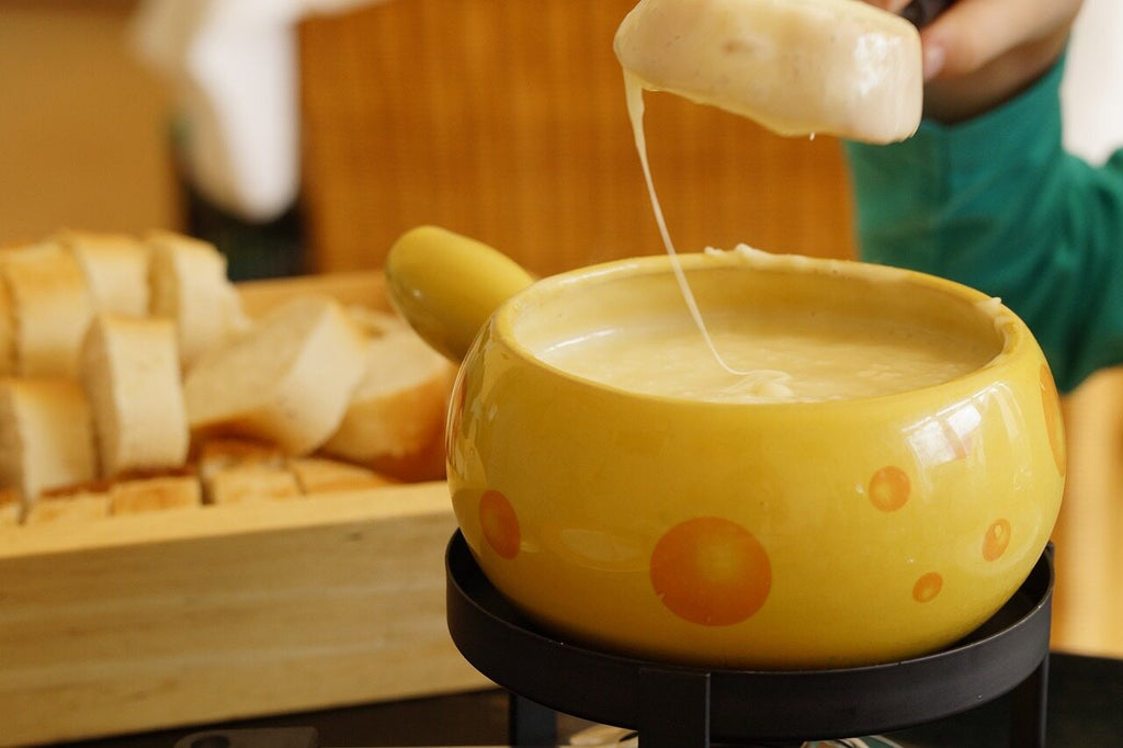 fondue Swiss cheese and bread