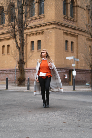 An elegant woman wears a white bag from BONAVENTURA