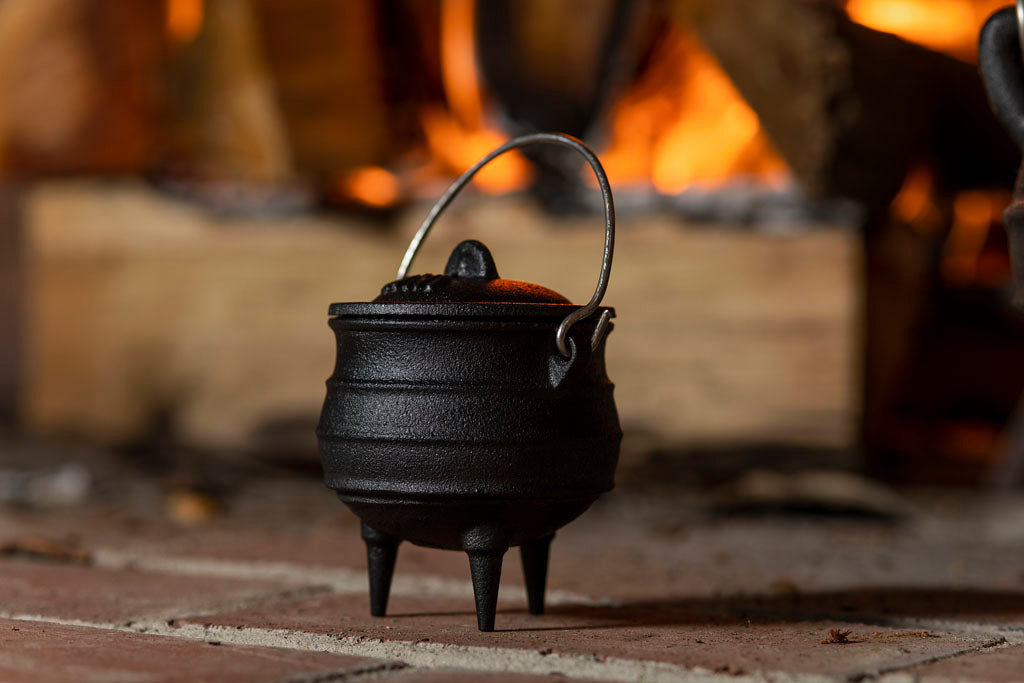 Huge cast iron pot cooking : r/castiron