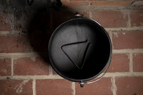 https://cdn.shopify.com/s/files/1/0440/7857/products/Dutch-Oven-Trivet_large.jpg?v=1665683229