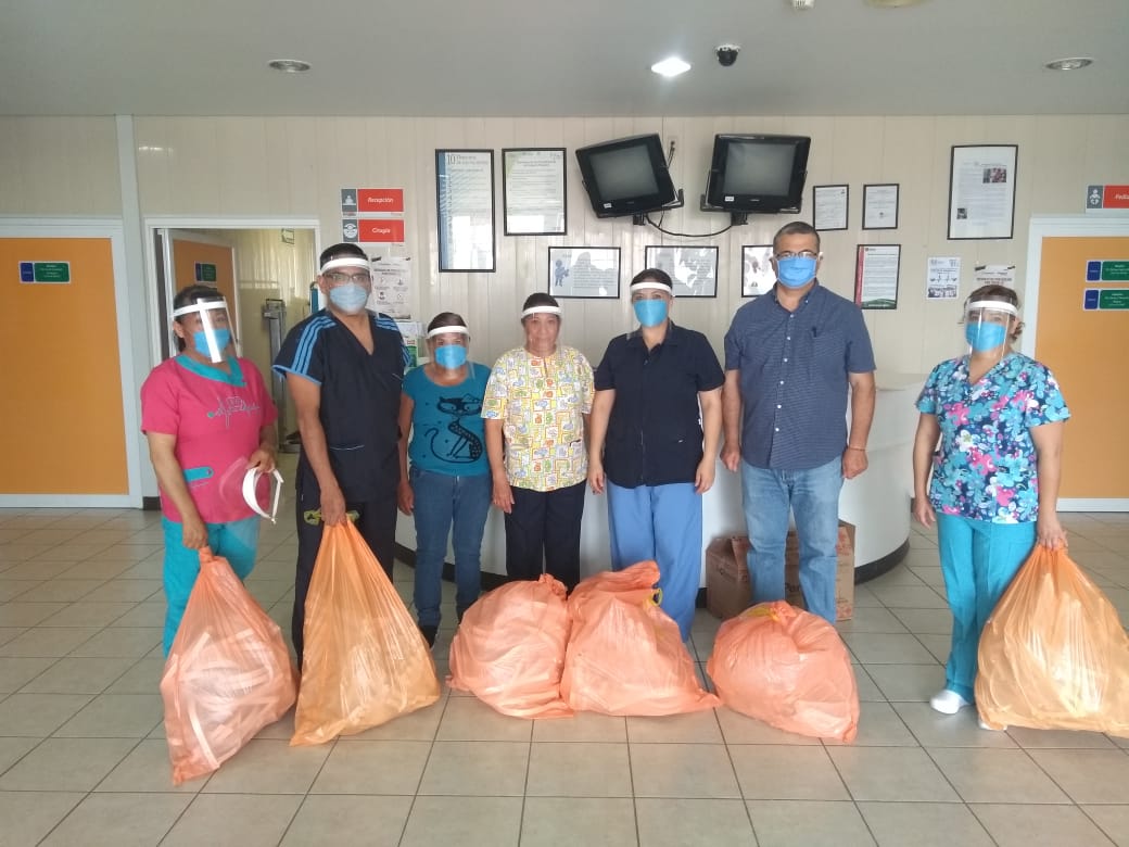 IDIT de la Universidad Iberoamericana Puebla entregando mascarillas hecha en corte láser