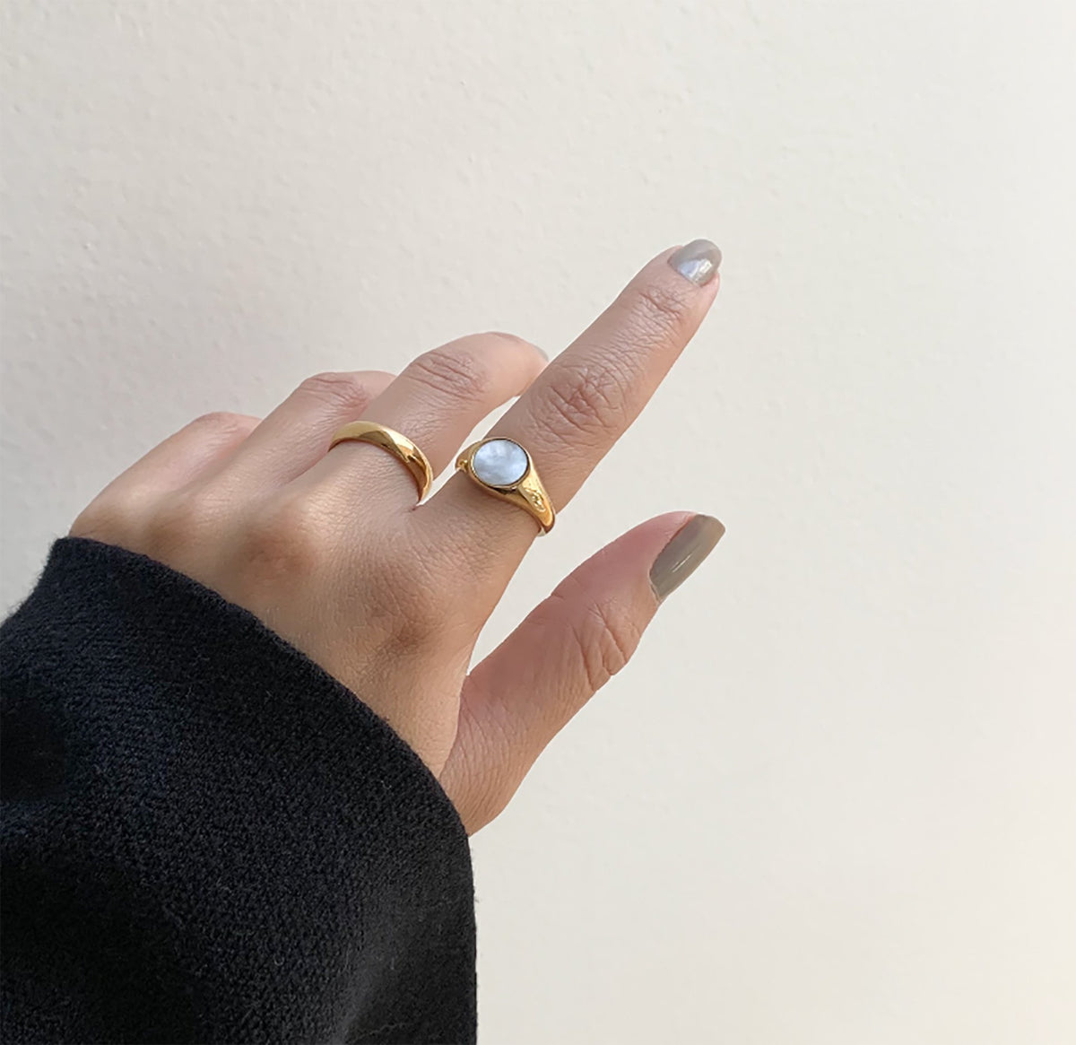 DEMI GOLD PEARL SIGNET RING - MAI DÉSIRÉE