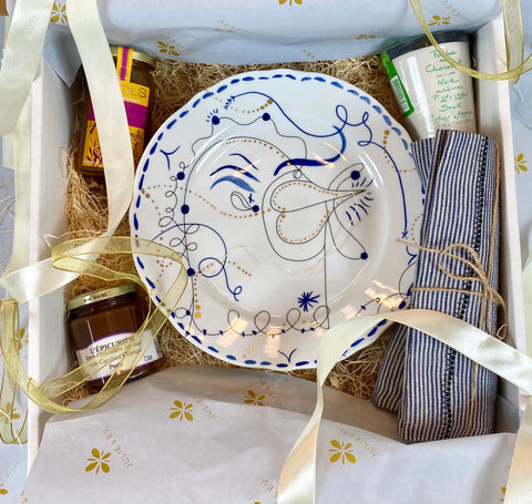 Stylish gift sets of porcelain plates and napkin