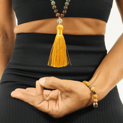 collier mala et main en position de mudra meditation - my shop yoga